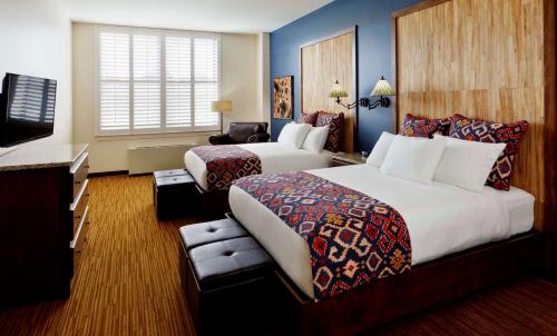 Habitación con 2 camas grandes del hotel Tailwater Lodge Altmar, Tapestry Collection by Hilton. Foto 8