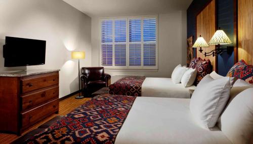 Habitación con 2 camas grandes del hotel Tailwater Lodge Altmar, Tapestry Collection by Hilton. Foto 10