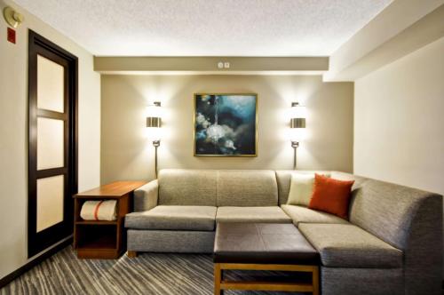 Cama king (con sofá cama) del hotel Hyatt Place Albuquerque/uptown. Foto 5