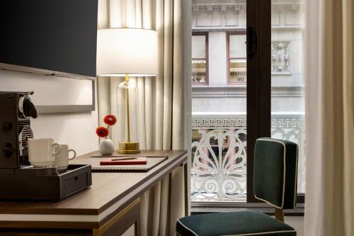 Habitación Doble adaptada para personas con movilidad reducida o discapacidad auditiva y equipada con ducha accesible en silla de ruedas del hotel The Chemists’ Club