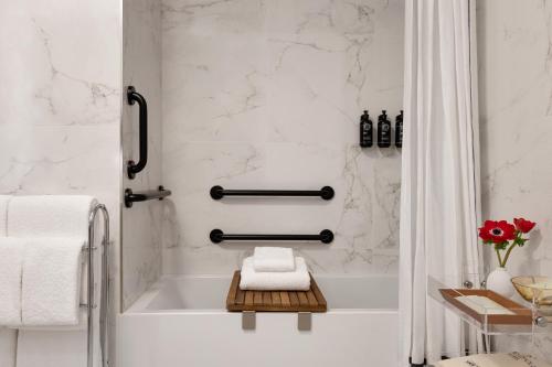 Habitación con cama extragrande y bañera - adaptada para personas de movilidad reducida del hotel The Chemists’ Club. Foto 4