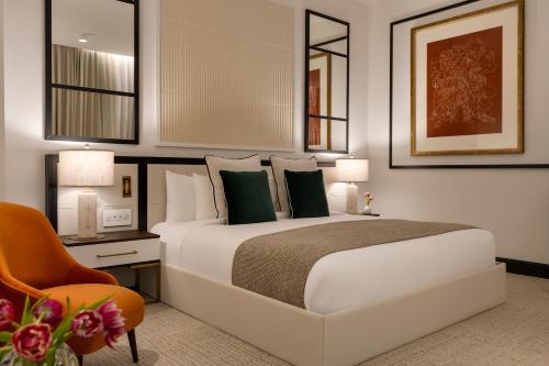 Habitación Deluxe adaptada para personas con movilidad reducida y discapacidad auditiva con cama extragrande y ducha accesible en silla de ruedas del hotel The Chemists’ Club