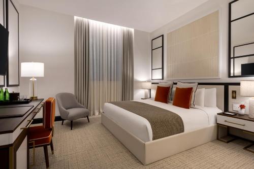 Habitación Deluxe adaptada para personas con movilidad reducida y discapacidad auditiva con cama extragrande y ducha accesible en silla de ruedas del hotel The Chemists’ Club. Foto 1