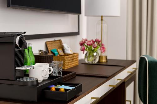 Habitación Deluxe adaptada para personas con movilidad reducida y discapacidad auditiva con cama extragrande y ducha accesible en silla de ruedas del hotel The Chemists’ Club. Foto 2