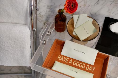 Habitación Deluxe adaptada para personas con movilidad reducida y discapacidad auditiva con cama extragrande y ducha accesible en silla de ruedas del hotel The Chemists’ Club. Foto 4