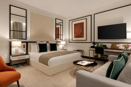 Suite Junior adaptada para personas con movilidad reducida y discapacidad auditiva con ducha accesible en silla de ruedas del hotel The Chemists’ Club