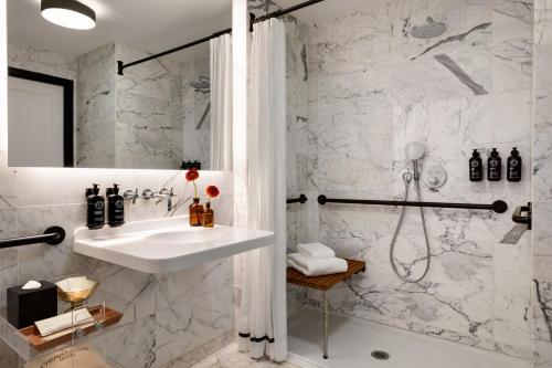 Suite Junior adaptada para personas con movilidad reducida y discapacidad auditiva con ducha accesible en silla de ruedas del hotel The Chemists’ Club. Foto 2