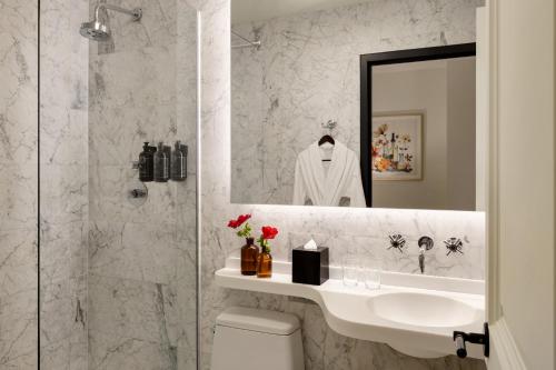 Habitación Deluxe con cama extragrande del hotel The Chemists’ Club. Foto 4