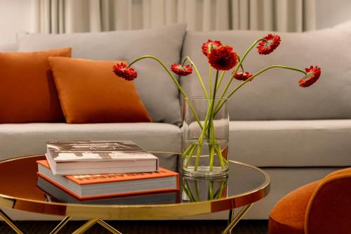 Suite Junior adaptada para personas con movilidad reducida y discapacidad auditiva con ducha accesible en silla de ruedas del hotel The Chemists’ Club. Foto 3