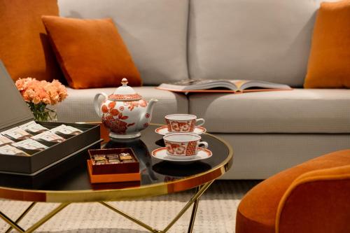 Suite Junior adaptada para personas con movilidad reducida y discapacidad auditiva con ducha accesible en silla de ruedas del hotel The Chemists’ Club. Foto 4