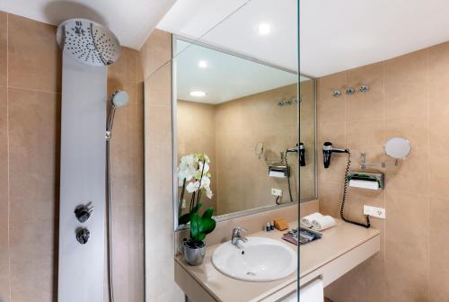 Habitación Doble Superior del hotel Occidental Cádiz. Foto 4