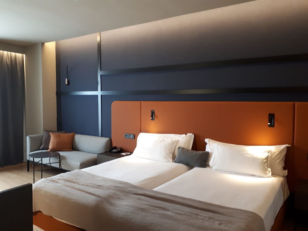 Habitación Deluxe, terraza del hotel Silken Ramblas. Foto 1