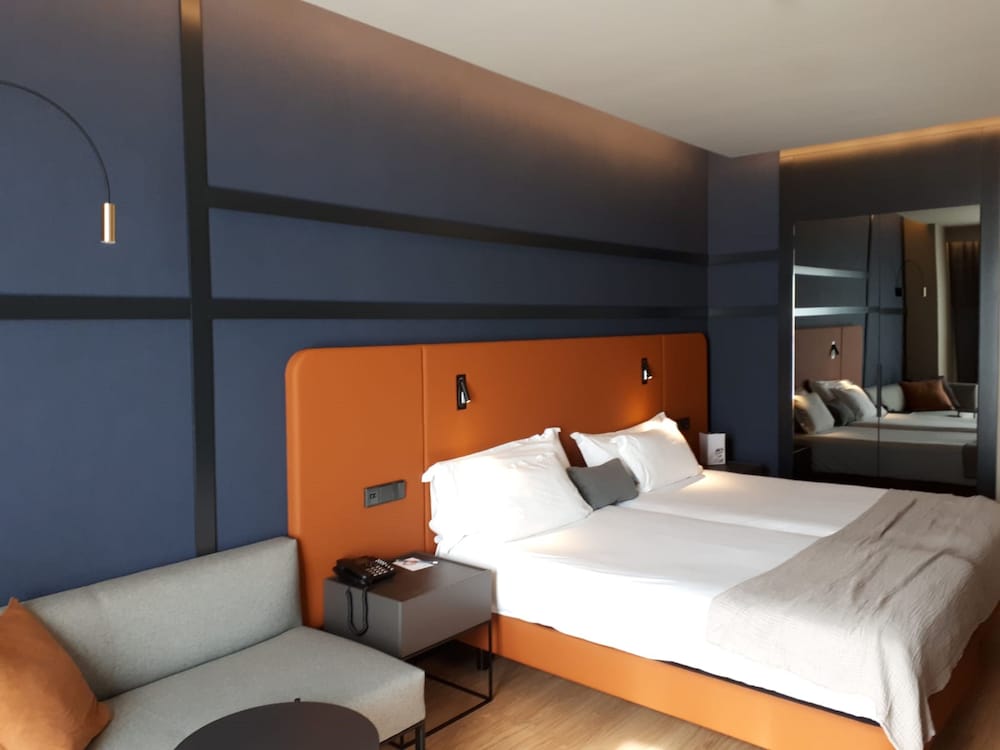 Habitación Deluxe, terraza del hotel Silken Ramblas. Foto 3