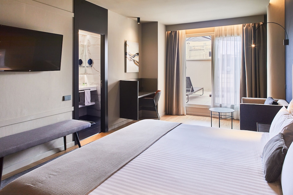 Habitación Deluxe, terraza del hotel Silken Ramblas. Foto 4