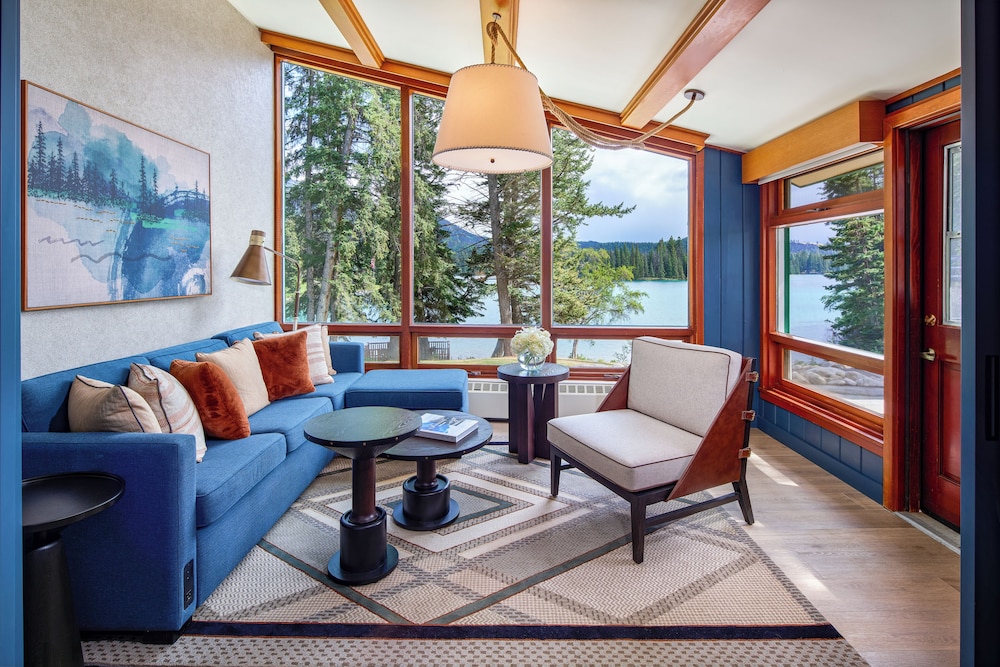 Suite junior, 1 cama de matrimonio grande, vistas al lago del hotel Fairmont Jasper Park Lodge