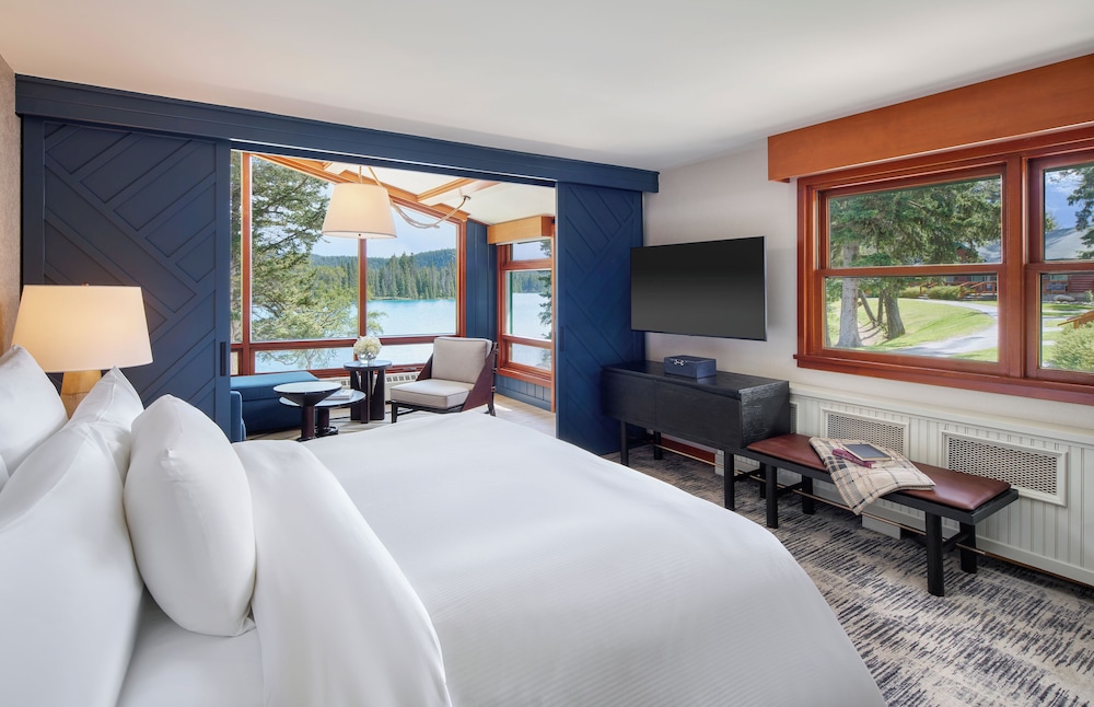 Suite junior, 1 cama de matrimonio grande, vistas al lago del hotel Fairmont Jasper Park Lodge. Foto 1