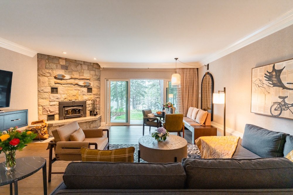 Suite de lujo (2 Double beds, Lakefront) del hotel Fairmont Jasper Park Lodge. Foto 2