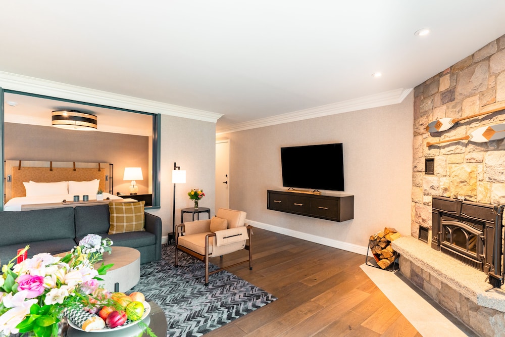 Suite de lujo (2 Double beds, Lakefront) del hotel Fairmont Jasper Park Lodge. Foto 6