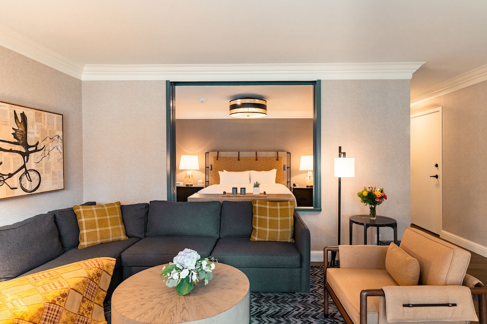 Suite de lujo, 1 cama de matrimonio grande (Lakefront) del hotel Fairmont Jasper Park Lodge. Foto 6