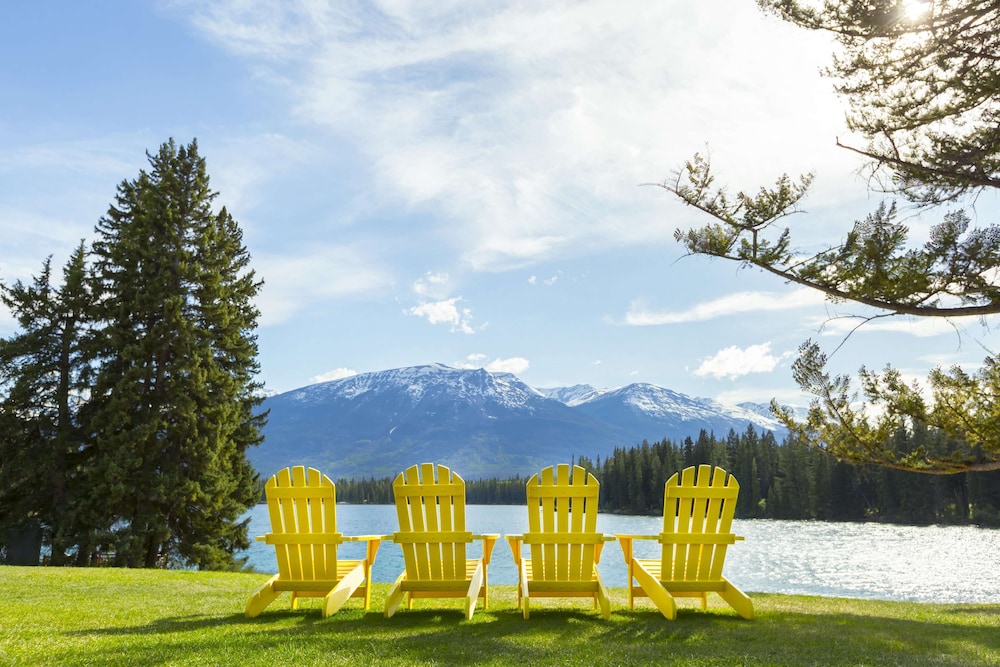 Suite de lujo, 1 cama de matrimonio grande (Lakefront) del hotel Fairmont Jasper Park Lodge. Foto 11