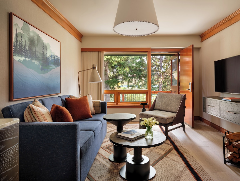 Suite junior, 2 camas de matrimonio, chimenea, vistas a la bahía del hotel Fairmont Jasper Park Lodge