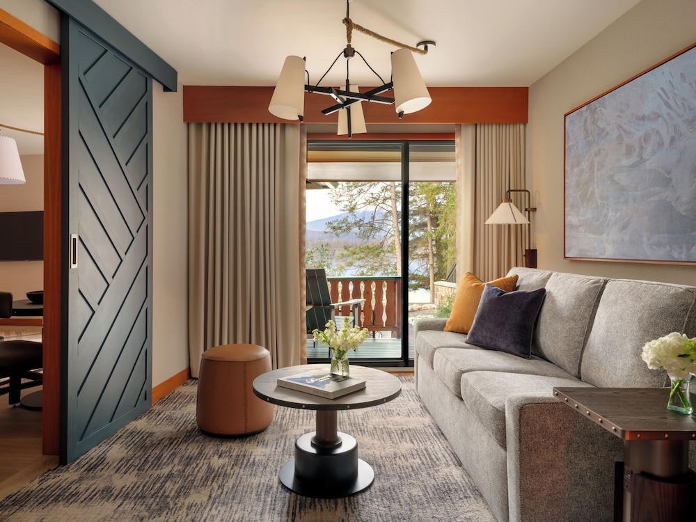 Suite, 1 cama de matrimonio grande, vistas al lago del hotel Fairmont Jasper Park Lodge