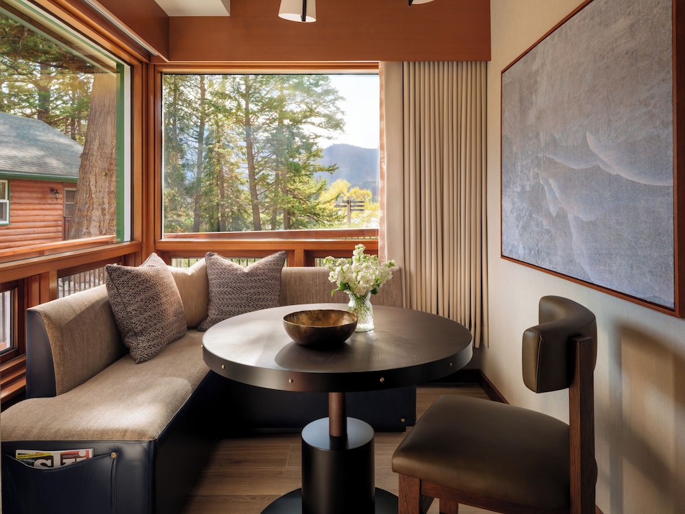 Suite, 2 camas de matrimonio, vistas al lago del hotel Fairmont Jasper Park Lodge