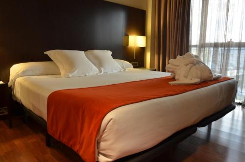 Habitación Triple del hotel Zenit Pamplona. Foto 1