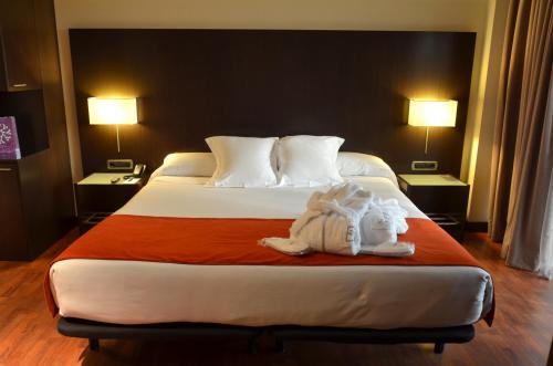 Habitación Triple del hotel Zenit Pamplona. Foto 2