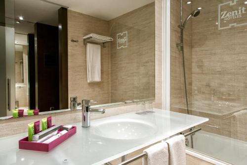 Habitación Triple del hotel Zenit Pamplona. Foto 4