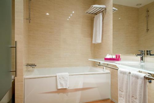 Habitación triple 3 camas individuales del hotel Zenit Pamplona. Foto 4