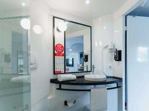 Habitación Doble Estándar con sofá del hotel Ibis Alicante. Foto 3