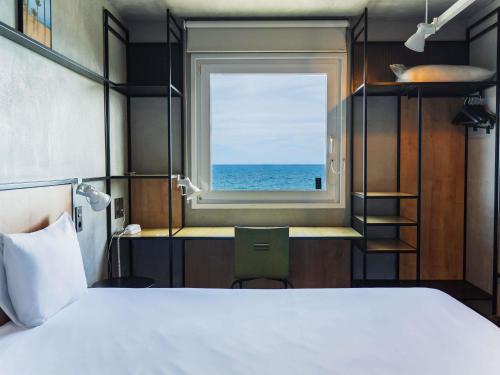 Habitación Doble Superior con vistas al mar del hotel Ibis Alicante. Foto 1