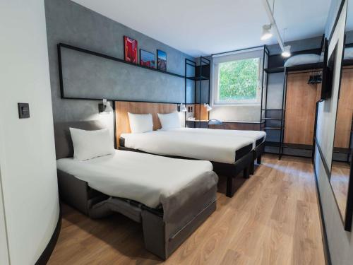 Habitación Doble Estándar con sofá del hotel Ibis Alicante