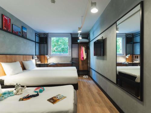 Habitación Doble Estándar con sofá del hotel Ibis Alicante. Foto 1