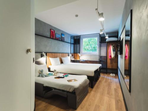 Habitación Doble Estándar con sofá del hotel Ibis Alicante. Foto 5