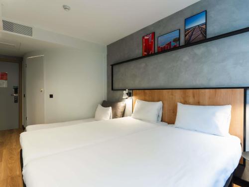 Habitación Doble Estándar con sofá del hotel Ibis Alicante. Foto 7