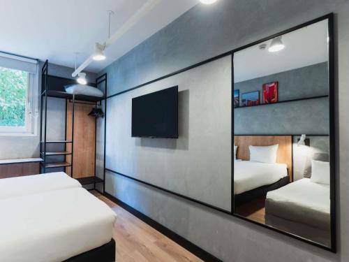 Habitación Doble Estándar con sofá del hotel Ibis Alicante. Foto 8