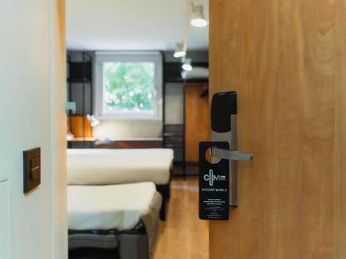 Habitación Doble Estándar con sofá del hotel Ibis Alicante. Foto 10
