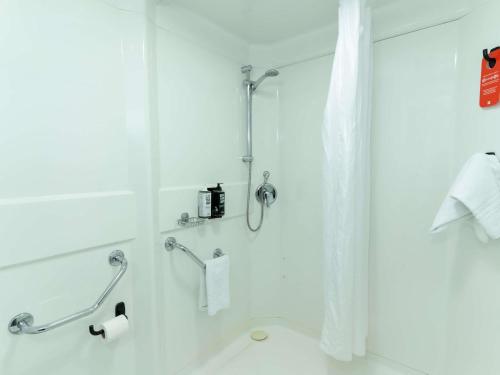 Habitación Doble Estándar - Adaptada para personas con discapacidad del hotel Ibis Alicante. Foto 7