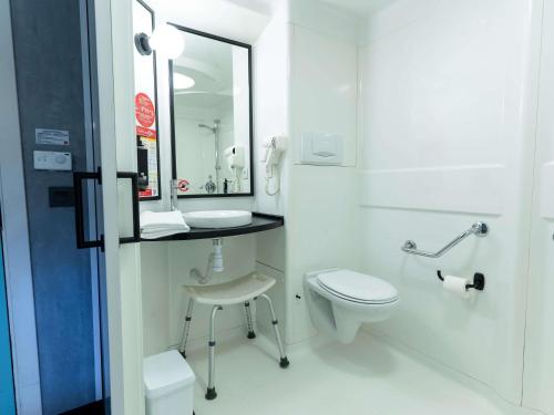 Habitación Doble Estándar - Adaptada para personas con discapacidad del hotel Ibis Alicante. Foto 8
