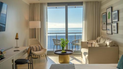Habitación Doble Superior con vistas al mar - 2 camas del hotel Gran Hotel Sol y Mar. Foto 2