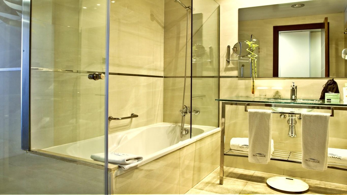 Habitación doble Vista Mar del hotel Gran Hotel Sol y Mar. Foto 2