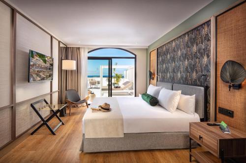 Suite con vistas al mar o a la piscina, terraza, cama balinesa y jacuzzi del hotel Princess Inspire Tenerife