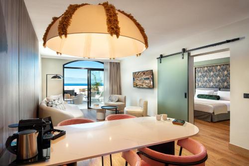 Suite con vistas al mar o a la piscina, terraza, cama balinesa y jacuzzi del hotel Princess Inspire Tenerife. Foto 1