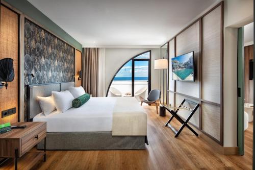 Suite con vistas al mar o a la piscina del hotel Princess Inspire Tenerife