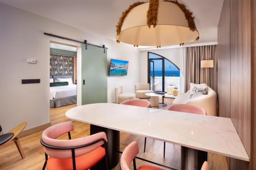 Suite con vistas al mar o a la piscina del hotel Princess Inspire Tenerife. Foto 1