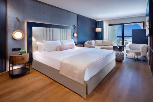 Suite Junior con vistas al mar o a la piscina del hotel Princess Inspire Tenerife