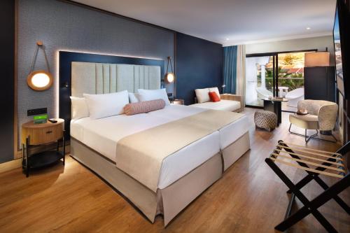 Junior suite Vista Montaña Balcón o Terraza Vista ciudad 2 Camas individuales 2 sofás camas del hotel Princess Inspire Tenerife