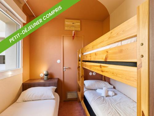 Habitación familiar con 1 cama doble y 2 camas individuales del hotel Ibis Styles Pont du Gard. Foto 8